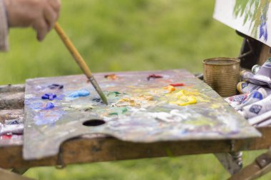 Doğada yağlı boyalarla çizim yapmak. Harika hobi.