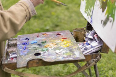 Doğada yağlı boyalarla çizim yapmak. Harika hobi.