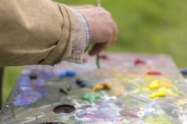 Doğada yağlı boyalarla çizim yapmak. Harika hobi.