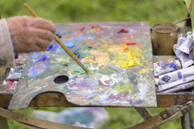 Doğada yağlı boyalarla çizim yapmak. Harika hobi.