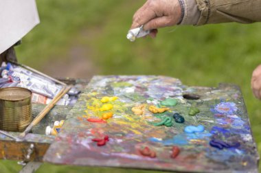 Doğada yağlı boyalarla çizim yapmak. Harika hobi.