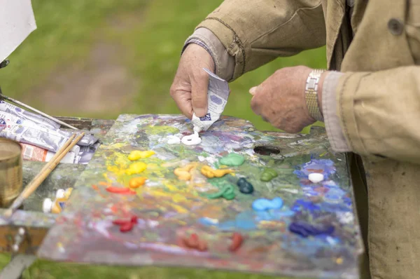 Desenho com pinturas a óleo na natureza. Maravilhoso hobby — Fotografia de Stock