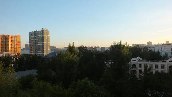 Городской пейзаж летом в солнечный день — стоковое фото