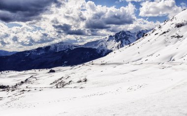 pyrenees karlı manzarada