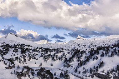 pyrenees karlı manzarada