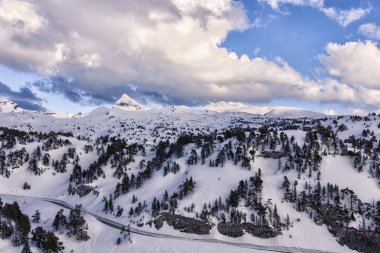 pyrenees karlı manzarada