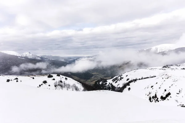 Pyrenees Karlı Manzarada — Stok fotoğraf