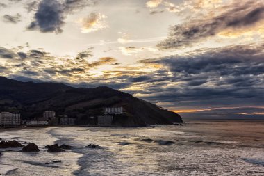 bakio sahilde günbatımı