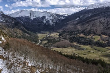 pyrenees karlı manzarada