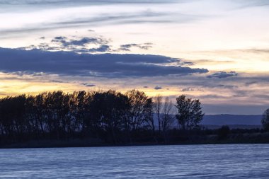 gün batımında navarra gölde