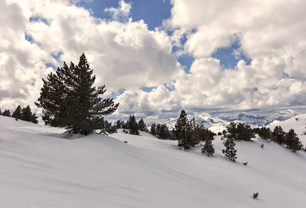 Isaba dağlarında manzara