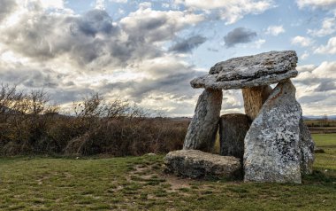 Dolmen Bask coountry batımında