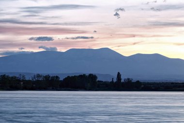 bir göl günbatımı manzara