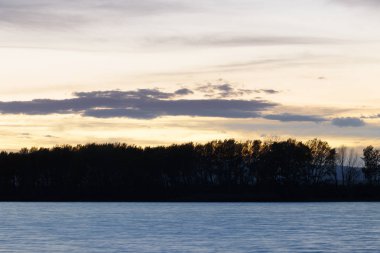 bir göl günbatımı manzara