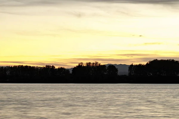 Bir Göl Günbatımı Manzara — Stok fotoğraf