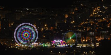 bir şehirde gece tatil