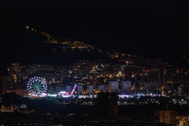 bir şehirde gece tatil