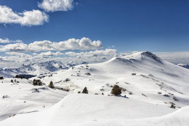 pyrenees karlı manzarada