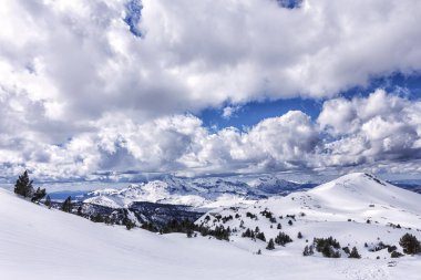 pyrenees karlı manzarada