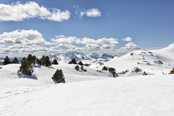 pyrenees karlı manzarada