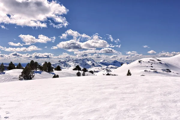 pyrenees karlı manzarada