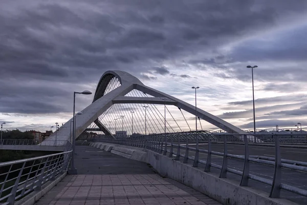 萨拉戈萨的现代桥梁 — 图库照片