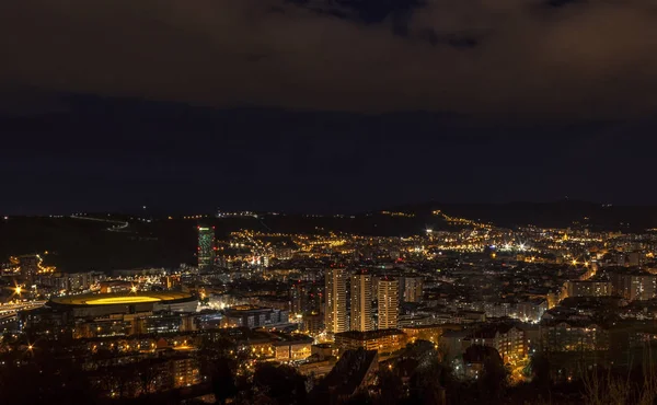 毕尔巴鄂市在夜间 — 图库照片