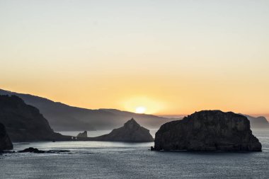 gaztelugtxe içinde günbatımı manzara