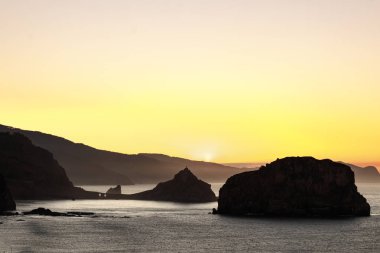 gaztelugtxe içinde günbatımı manzara