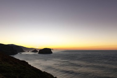 gaztelugtxe içinde günbatımı manzara