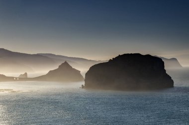gaztelugtxe içinde günbatımı manzara