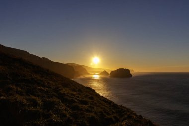 gün batımında gaztelugatxe manzara