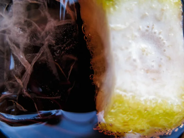 Vaso Cola Con Hielo Limón —  Fotos de Stock