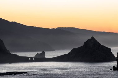 San juan de Gaztelugatxe gün batımında