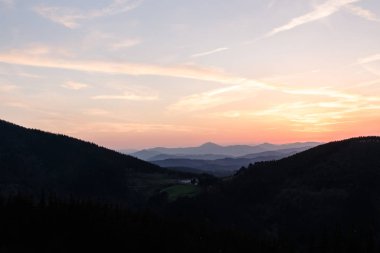 gün batımında dağlarda