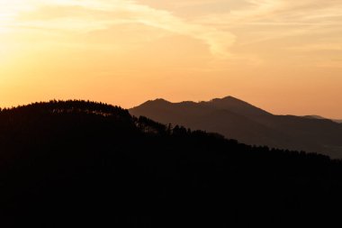 gün batımında dağlarda