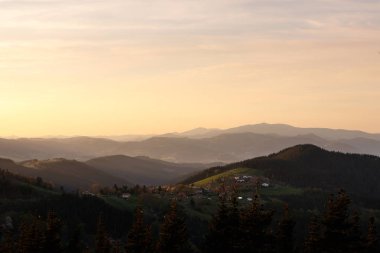gün batımında dağlarda