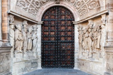 İspanyol kasabasında antik katedral
