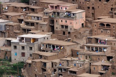 Fas 'ın dağlarında bir kasaba.