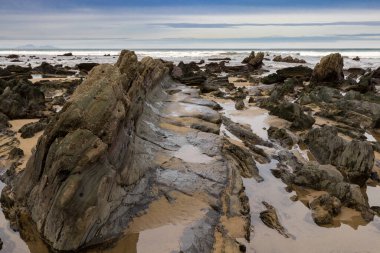 Bask bölgesindeki kayalık plaj.