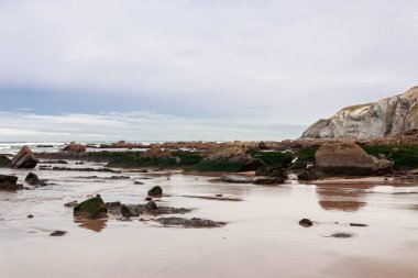 Bask bölgesindeki kayalık plaj.