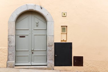 Ortaçağ şehrinde eski bir kapı