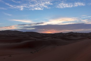 Sahara çölünde gün batımında manzara