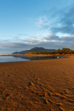 Gün batımında kumsal manzarası