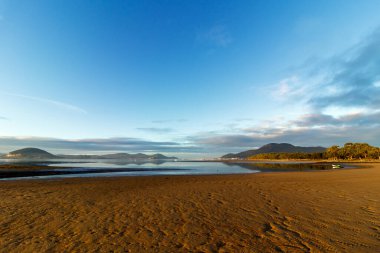 Gün batımında kumsal manzarası