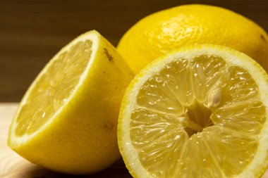 Masadaki limonlar aşçıda.