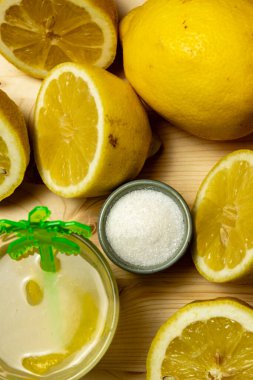 Masadaki limonlar aşçıda.