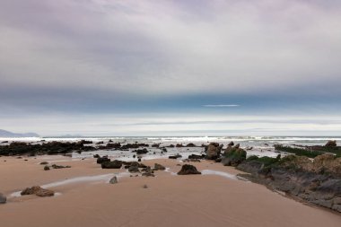 Bask bölgesindeki kayalık plaj.