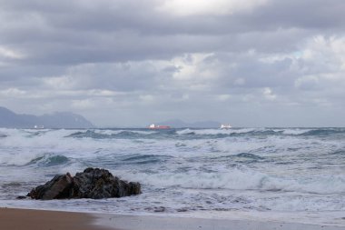 Bask bölgesindeki kayalık plaj.
