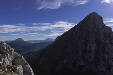 Bask ülkesindeki kayalık dağların manzarası